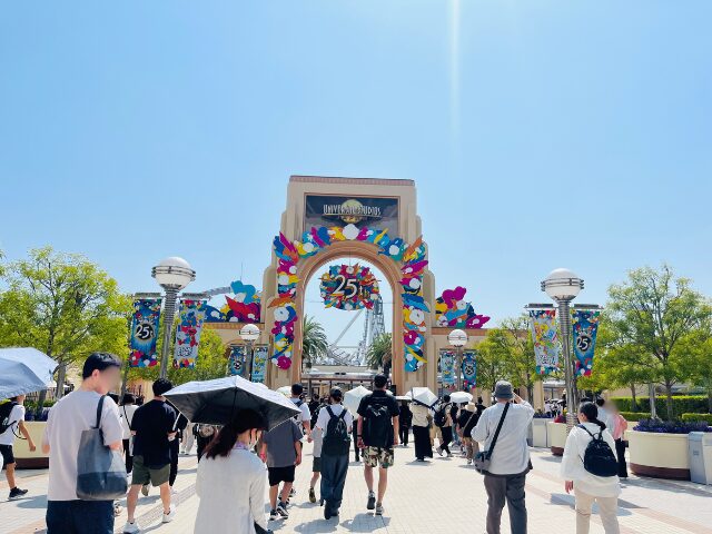 ユニバーサル・スタジオ・ジャパンのゲート前。25周年装飾