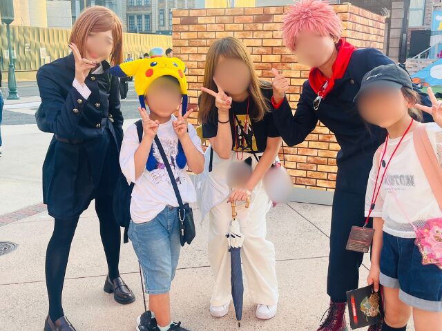 コスプレイヤーさんと一緒に記念撮影