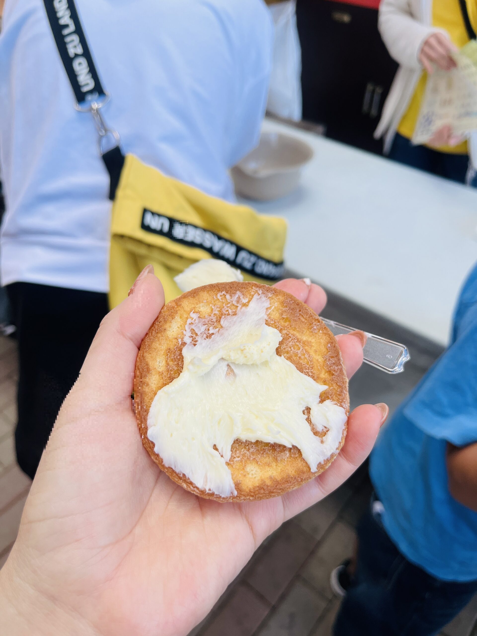 パンにバターを塗って食べる（富士ミルクランド）