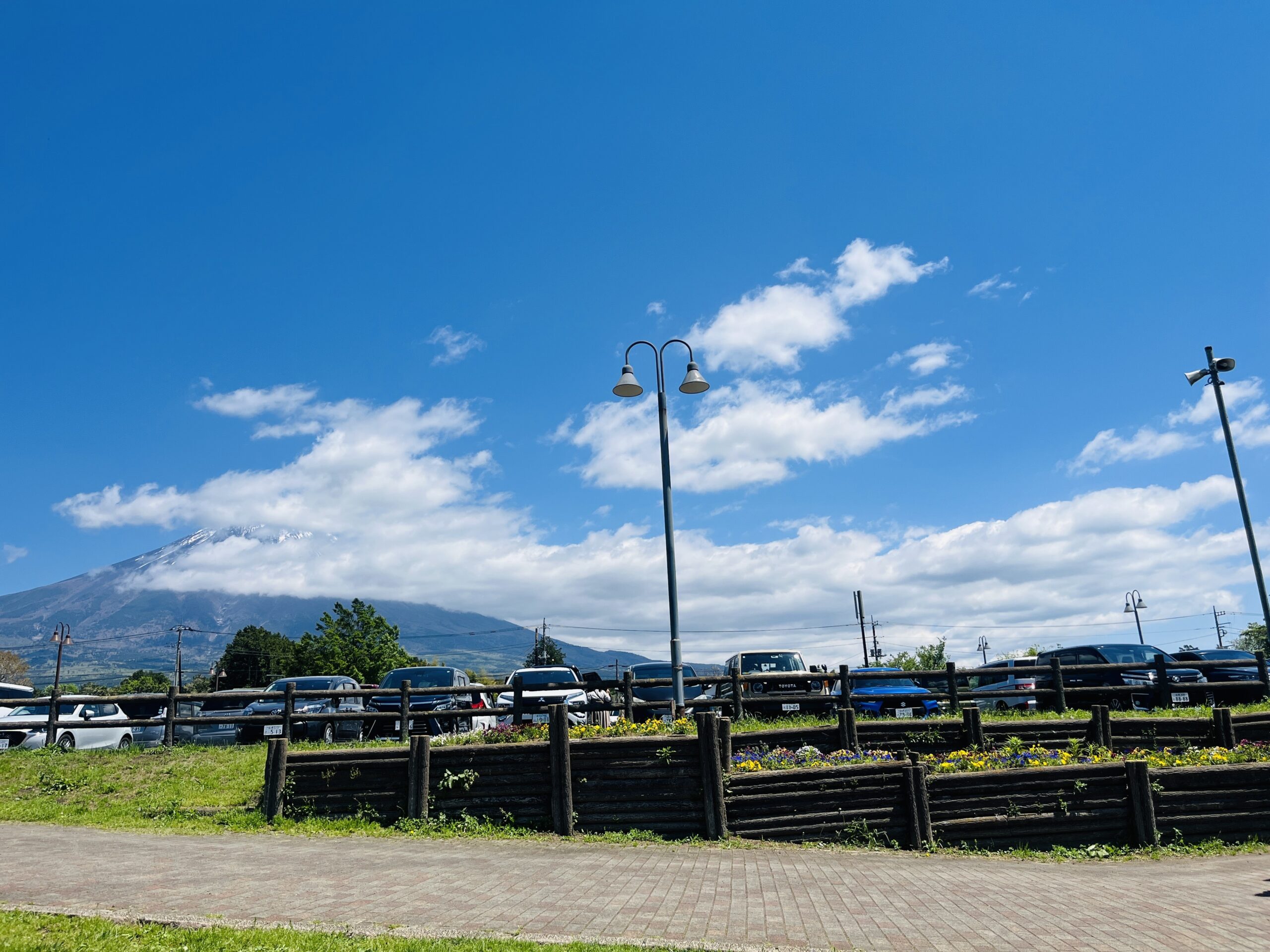 駐車場と富士山（富士ミルクランド）
